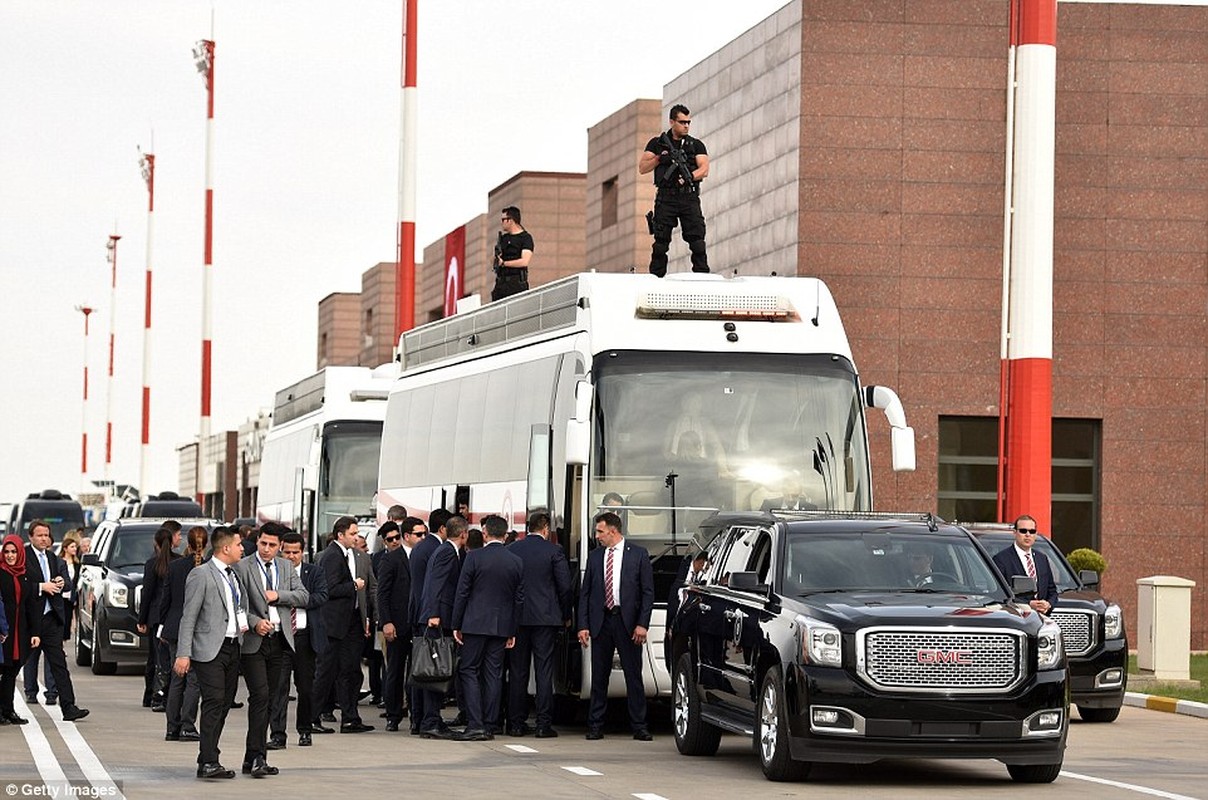 Hang nghin nguoi di cu chao don Thu tuong Duc Merkel-Hinh-8